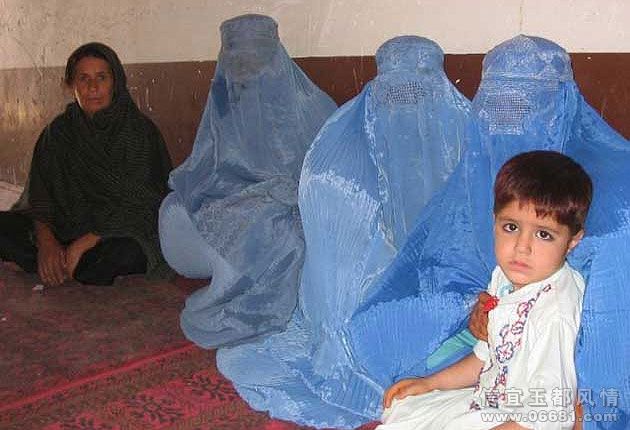 zirdana-with-her-son-in-lashkar-gah-prison.jpg