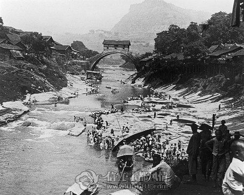 ���ϵĴ��š�ΰ��ľ���֮����������Ƭ�Ƿ�����ӰʦJacques Bacot��Լ��1880������.jpg