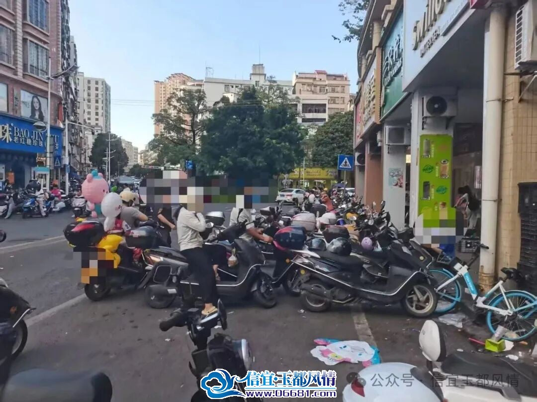 一边堵一边吵,两难!信宜商圈拥堵难**,网友争论:严管禁停还是保留人气?